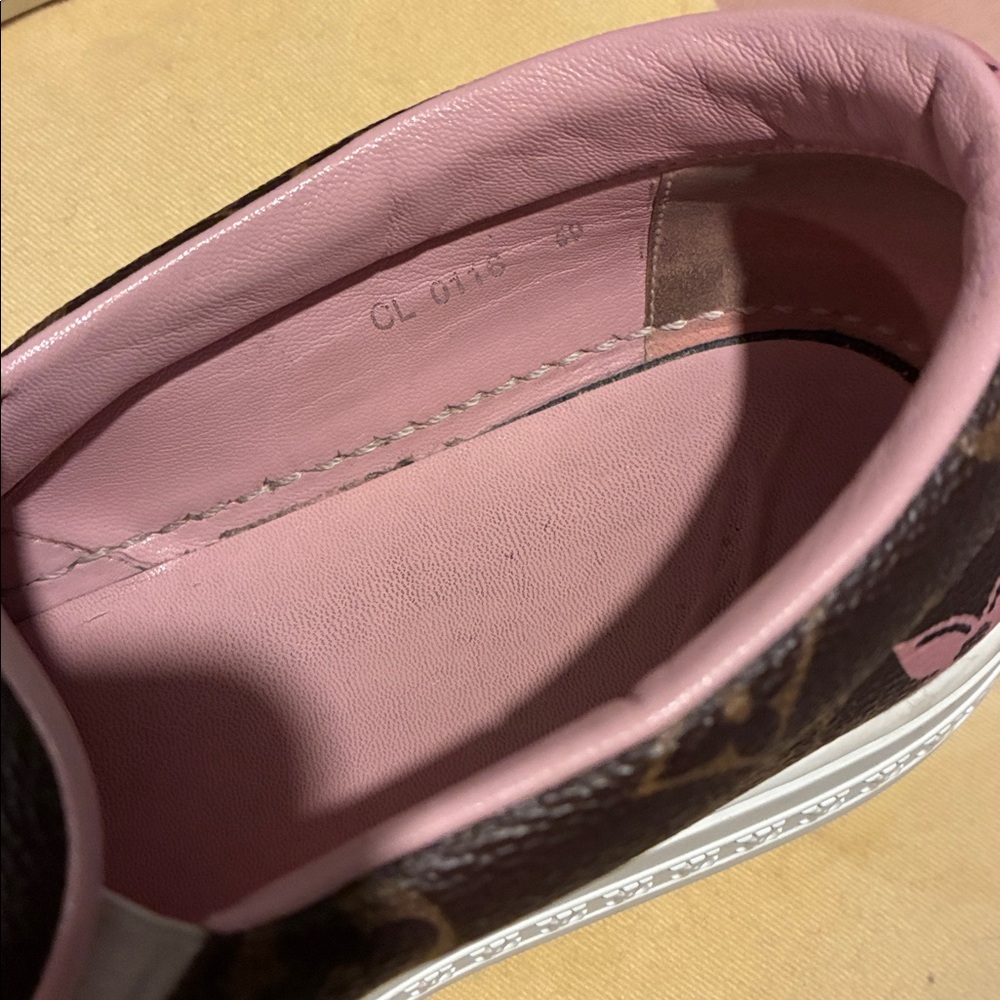 Louis Vuitton logo sneakers. - Picture 8 of 10